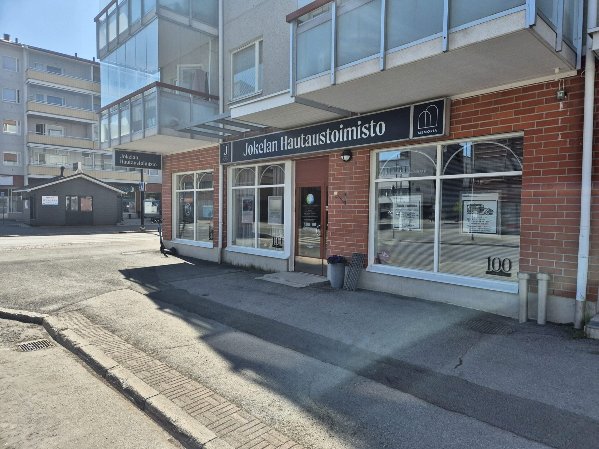 Jokelan Hautaustoimisto ulkoapäin.